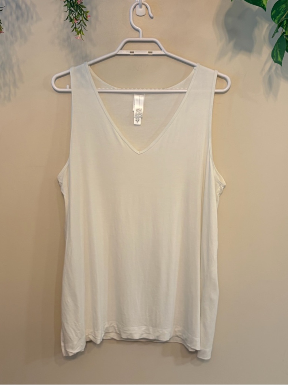 WYNNE LAYERS Viscose Classic V-Neck Sleeveless Tank Top - Cream